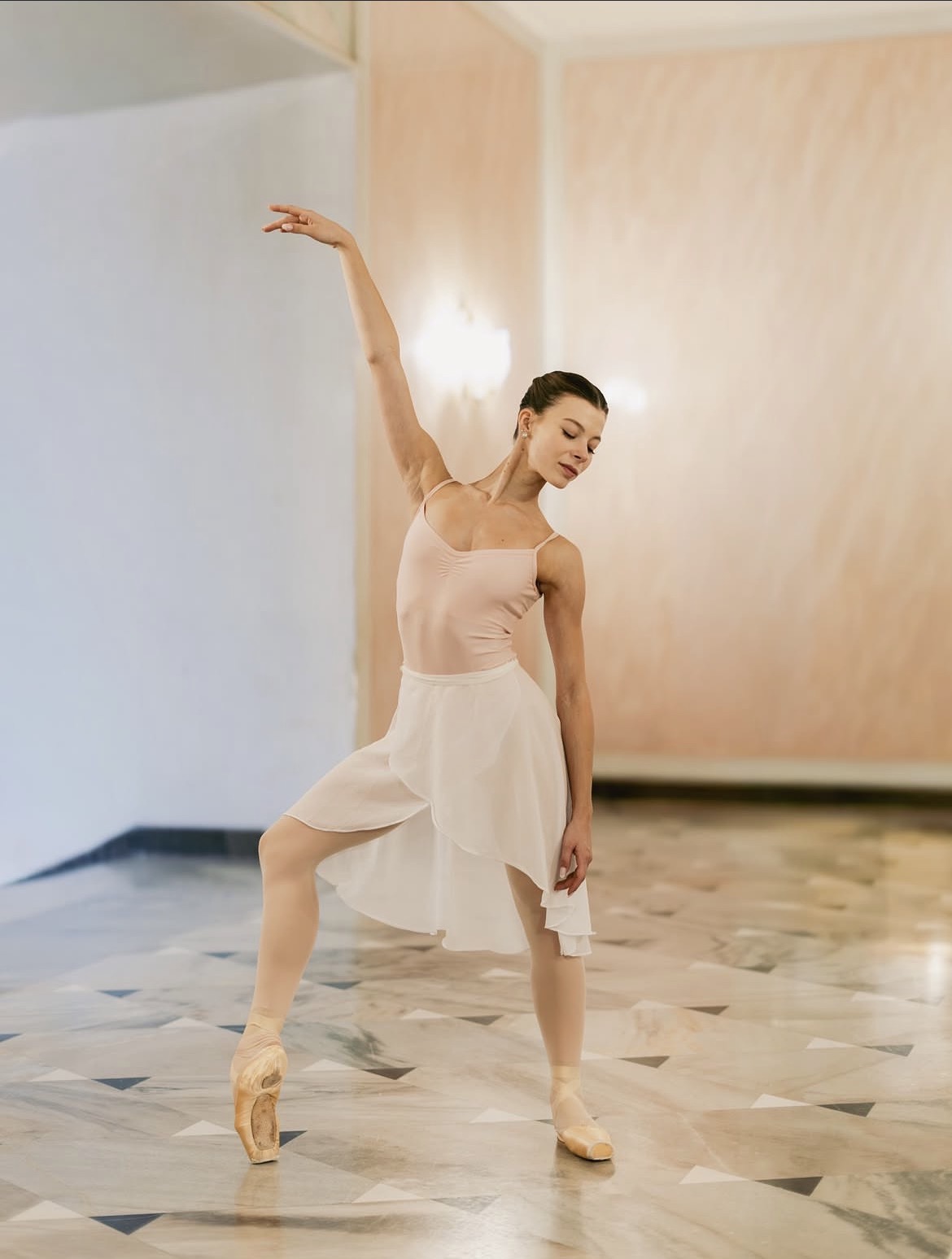 Body bez rękawów i na ramiączkach Juli Garden